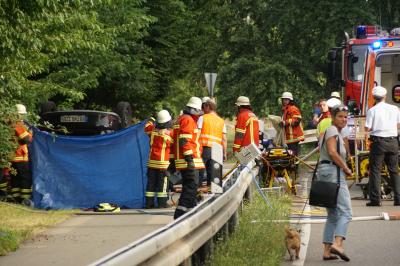 Pkw faehrt auf Leitplanke und ueberschlaegt sich - Fahrer schwer verletzt 